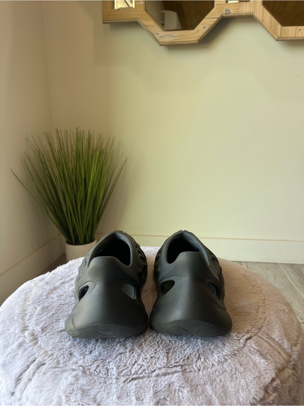 Yeezy Foam Runner in Charcoal Gray - Picture 3 of 7